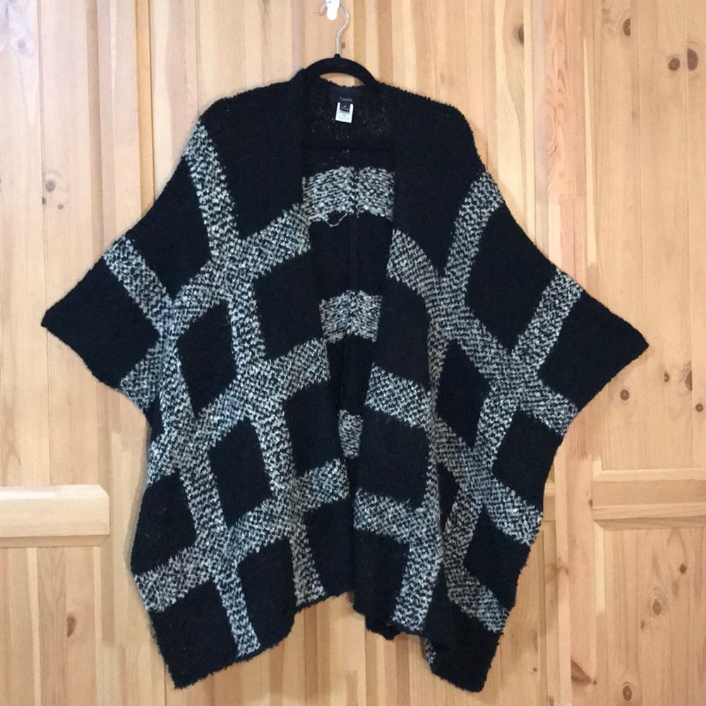 Lumiere Black and White Patterned Knit Poncho